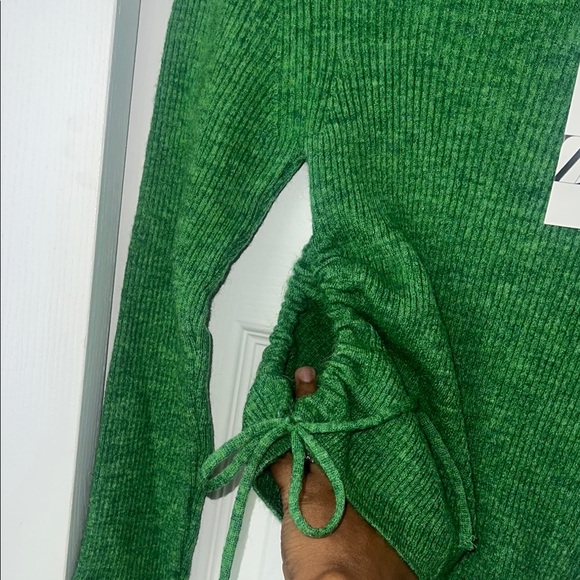 Zara Green Sweater With opening on the side - Picture 5 of 7